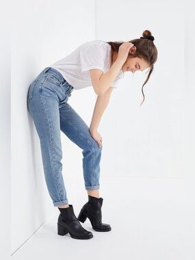 BDG High-Waisted Mom Jean NWT Size 26 - Denim Medium